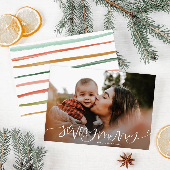 Cartes Pour Fêtes Annuelles So Very Joyeux Calliage Noël Photo Holiday (So Very Merry calligraphy Christmas photo holiday card with watercolor stripes on the back.)