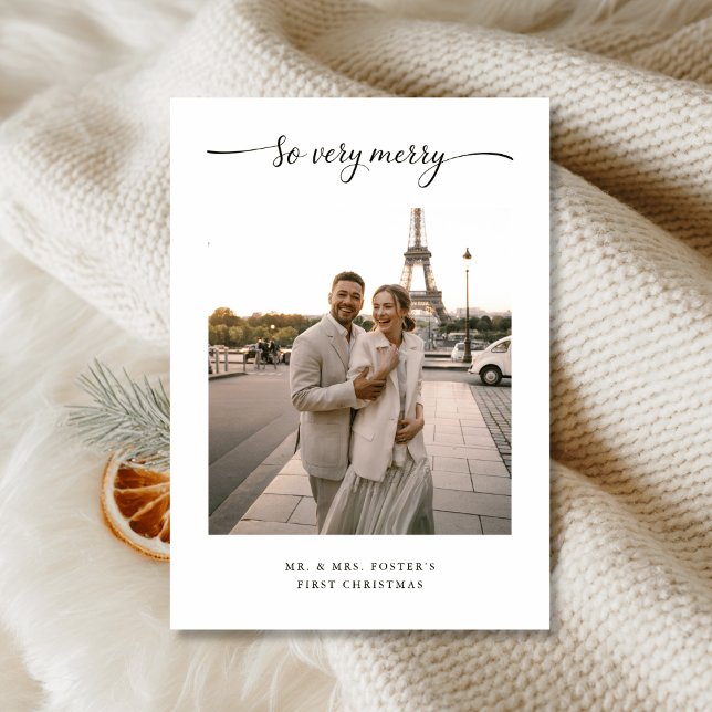 Cartes Pour Fêtes Annuelles  So Very Merry Elegant Script Newlywed Photo (Créateur téléchargé)
