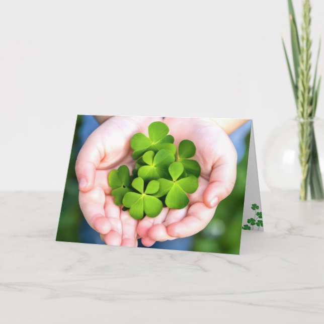 Cartes Pour Fêtes Annuelles St. Patrick's Day Four-Leaf Clovers in Hand (Devant)