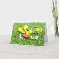 Tennis balle et raquette sur herbe verte avec amou
