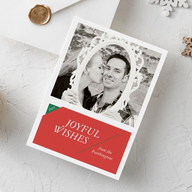 Cartes Pour Fêtes Annuelles Typographie rouge moderne Slash (Modern style typographic one photo Christmas holiday card with coral red and green details)
