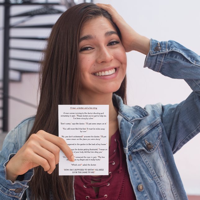 Cartes Pour Fêtes Annuelles Un homme dans la douleur Docteur Bee Sting Funny P (A Man in Pain Doctor Bee Sting Funny Joke Birthday Holiday Card)