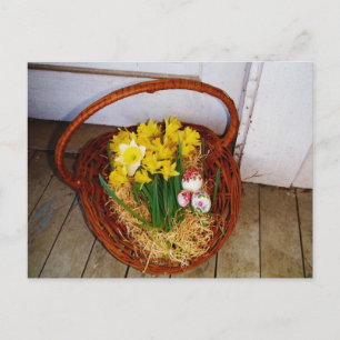 Cartes Pour Fêtes Annuelles Un panier de jonquilles jaunes et d'oeufs de Pâque