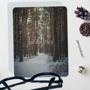 Cartes Pour Fêtes Annuelles Un sentier enneigé dans une forêt de pins hivernal