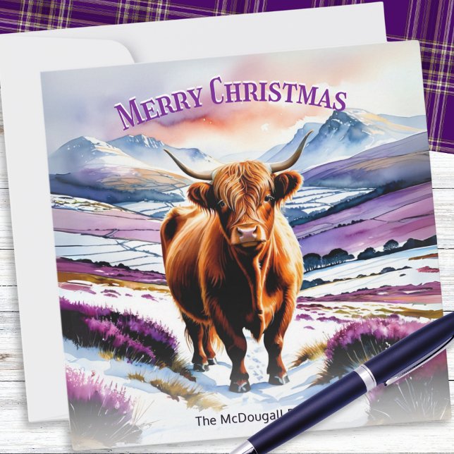 Cartes Pour Fêtes Annuelles Vache Highland dans l'aquarelle de neige (A Christmas card illustrated with a Highland cow in Scottish mountains with purple heather)