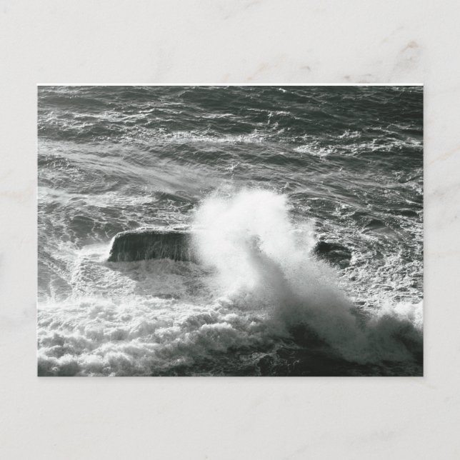 Cartes Pour Fêtes Annuelles vague océanique frappant une large roche plate en  (Devant)
