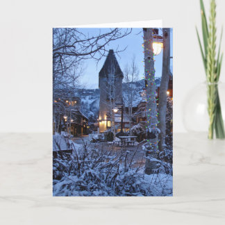 Cartes Pour Fêtes Annuelles Ville de montagne couverte de neige