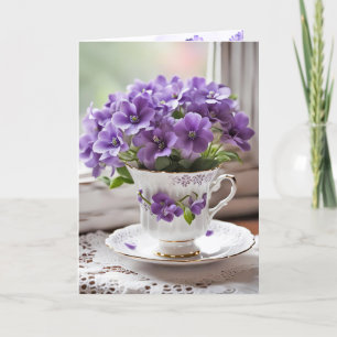 Cartes Pour Fêtes Annuelles Violettes violettes en fleurs dans une tasse à thé