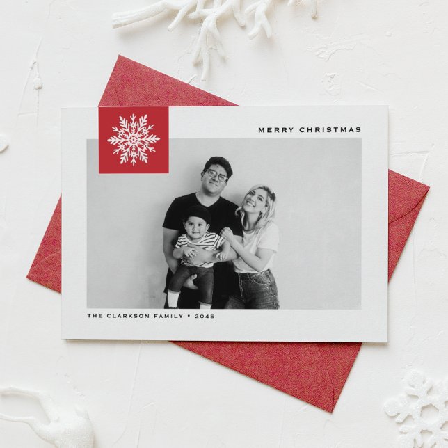 Cartes Pour Fêtes Annuelles Whimsical Snowflake Red Merry Christmas Photo (Festive Christmas photo card featuring a whimsical white snowflake on a red background.)