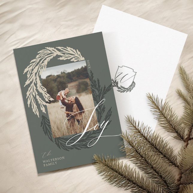 Cartes Pour Fêtes Annuelles Wreath Garland hiver Joie Script Photo & Monogramm (Winter Garland Wreath Joy Script Photo & Monogram Holiday Card)