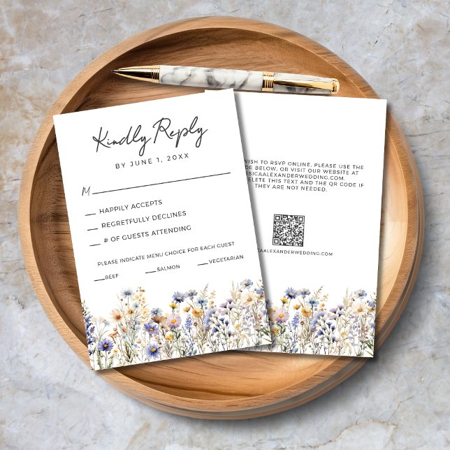 Cartons Réponse Dusty Blue Fleurs sauvages Élégant Mariage de scri (Dusty Blue Wildflowers Elegant Script Wedding RSVP Card with Menu Options, QR Code, Wedding Website.)