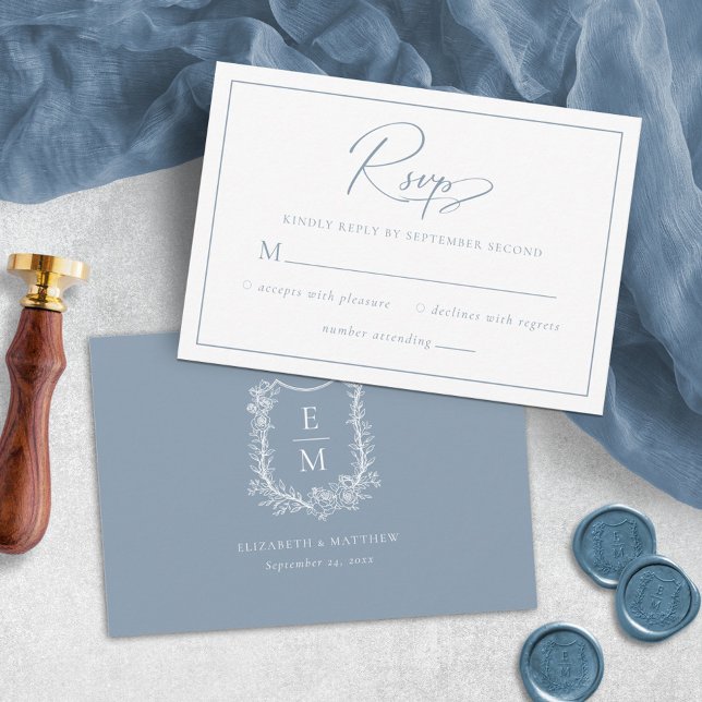 Cartons Réponse Elégant Mariage bleu Dusty Monogram Crest (Créateur téléchargé)
