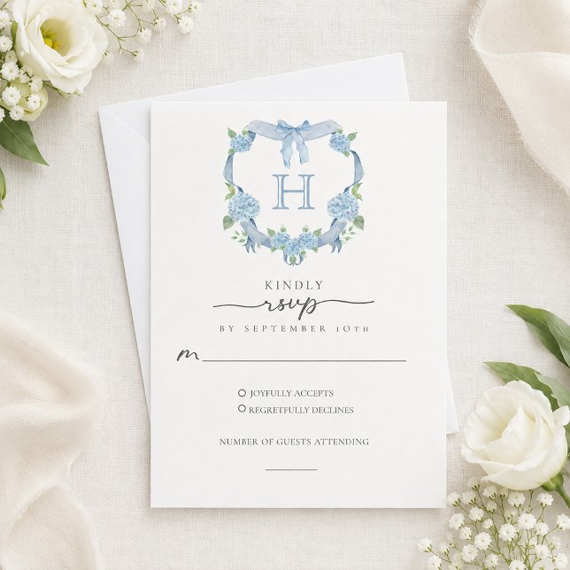 Cartons Réponse Mariage Monogramme Couronne Hydrangea Bleu Poussié (Dusty Blue Hydrangea Crest Monogram Wedding RSVP Card)