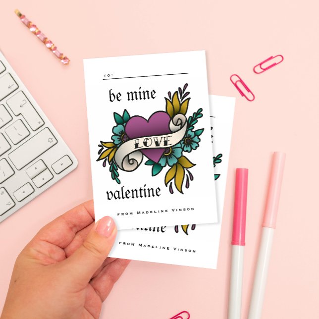 Cartons Réponse Style tatouage vintage violet classe Valentine (Trad tattoo style heart that reads Be Mine Valentine in gothic blackletter style fonts)