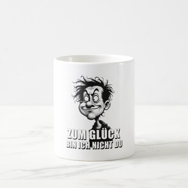 Cartoonkunst mit „Zum Glück…“-Zitat Magic Mug (Center)