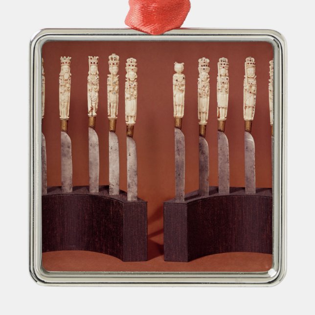 Carved Knife Handles Showing English Monarchs Metal Ornament (Front)