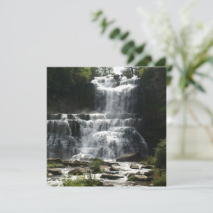 Cascade dans la nature photo sur une carte de voeu