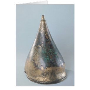 Casque avec la décoration incisée