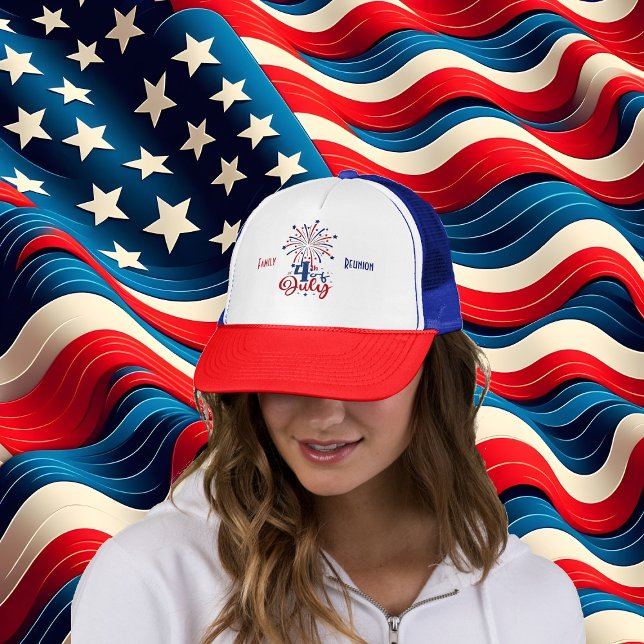 Casquette 4 Juillet Famille Patriotique Réunion Moderne Roug (4th July Patriotic Family Reunion Modern Red Blue Trucker Hat)
