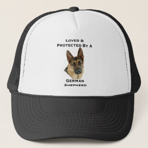 Casquette Aimé et protégé par un berger allemand