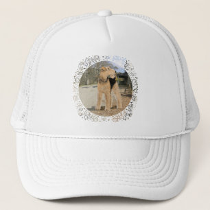 Casquette Airedale dans la cour de la ferme