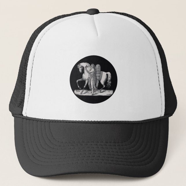 Casquette Ange classique à côté du majestueux cheval (Devant)