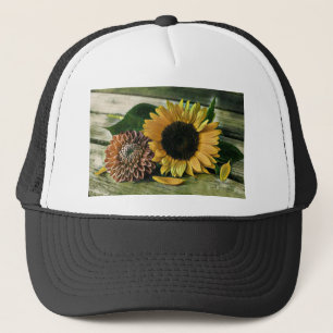 Casquette Aquarelle de tournesol vintage sur une table en bo