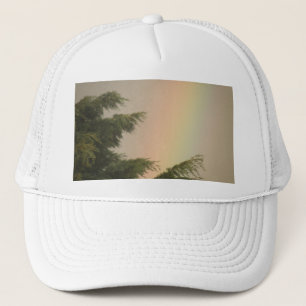 Casquette arc-en-ciel et arbres