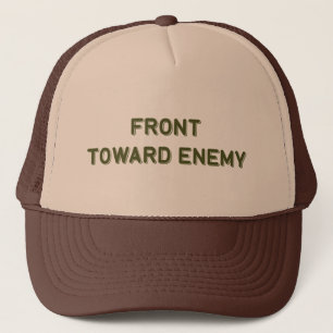 CASQUETTE AVANT VERS L'ENNEMI