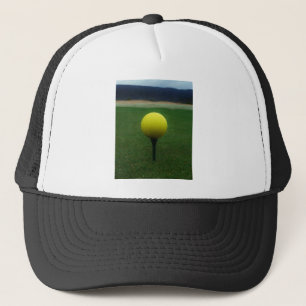 Casquette Bal de golf jaune sur un terrain de golf de montag