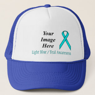 Casquette Bleu Lt / Ruban Turquoise Standard par Kenneth Yon