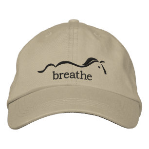 Casquette brodé avec cheval et le mot respirer
