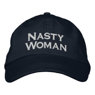 Casquette Brodée Nasty Woman, texte blanc en gras sur bleu marine