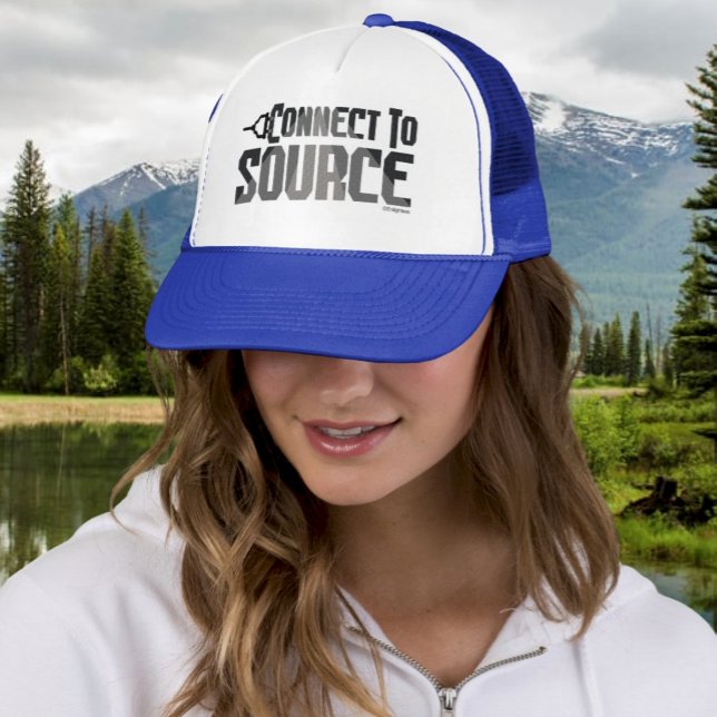 Casquette Cadeau d'encouragement spirituel Connexion à la so (Woman in White and Royal Trucker Hat with Spiritual message "Connect to Source" with nature behind)