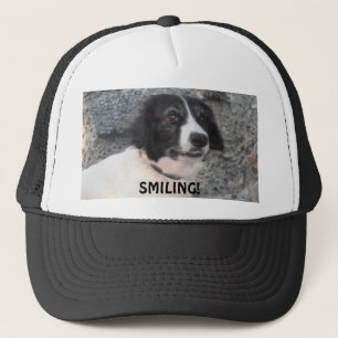 Casquette Chapeau Sprollie visitant le château souriant