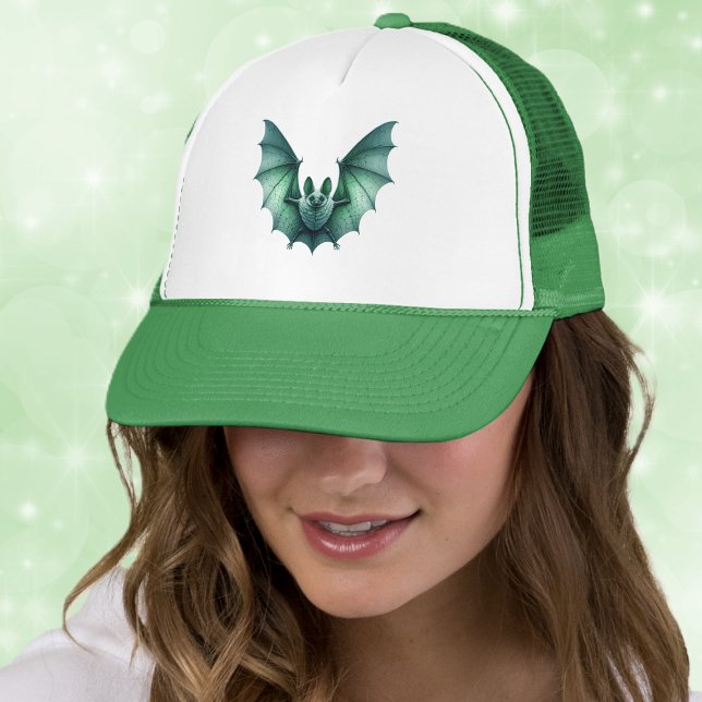 Casquette Chauve-souris verte volante corps poilu ailes dépl (Spooky green bat furry body wings spread in flight on ball cap hat.)