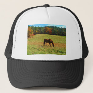 Casquette Cheval Brown rouge dans les arbres d'automne