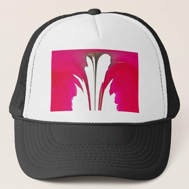 Casquette Chic rouge extraordinaire rose sous le ciel blanc. (Devant)