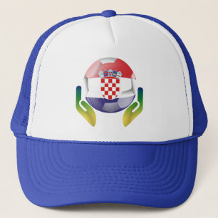 Casquette Croatie football entre des mains protégées