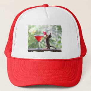 Casquette Écureuil buvant la boisson tropicale