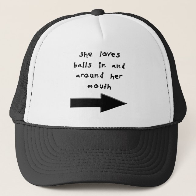 CASQUETTE ELLE AIME DES BOULES DANS ET AUTOUR DE SA BOUCHE (Devant)