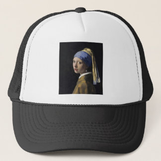 Casquette Fille avec une boucle d'oreille de perle par