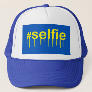 Casquette Hashtag Selfie Drooling sur décor bleu