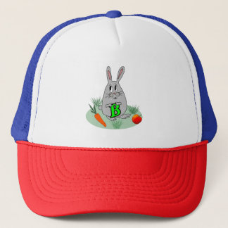 Casquette Lapin avec la lettre B sur la pelouse