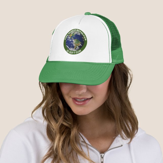 Casquette Le Monde Révolue Autour De Nous Pour Le Maintenir  (En situation)