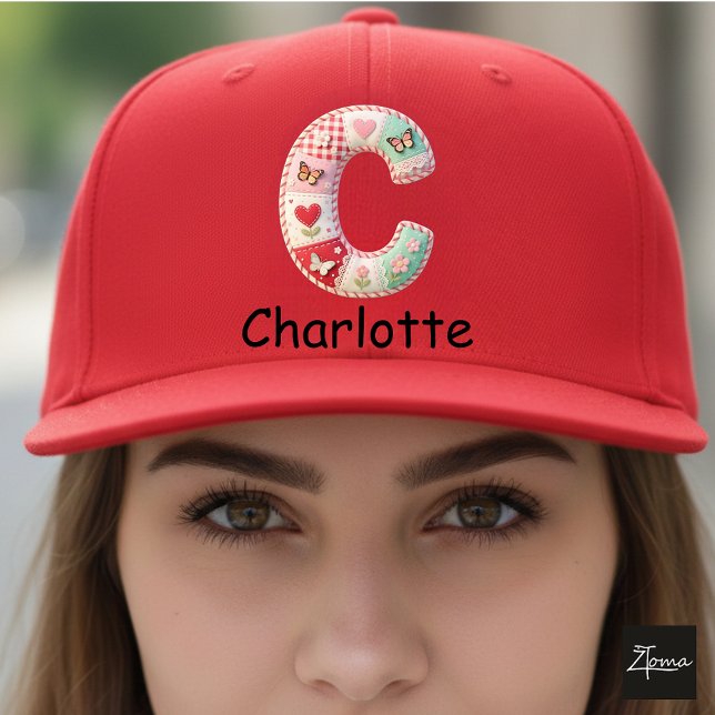 Casquette Lettre C initiale en patchwork matelassé pour la n (This is a sample design. There are several models to choose from, with the name and color changed.)