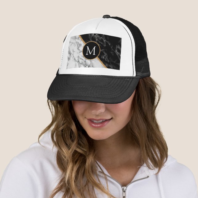 Casquette LETTRE PERSONNALISÉE Chapeau noir blanc marbre (En situation)