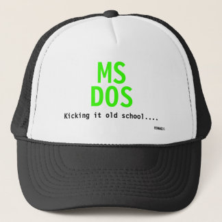 Casquette Milliseconde, DOS, le donnant un coup de pied