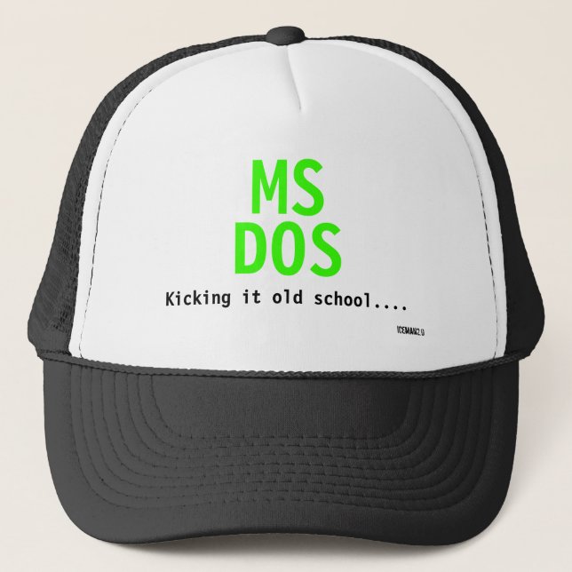 Casquette Milliseconde, DOS, le donnant un coup de pied (Devant)