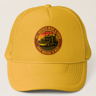 Casquette Modèle de camion semi-remorque sur coucher de sole
